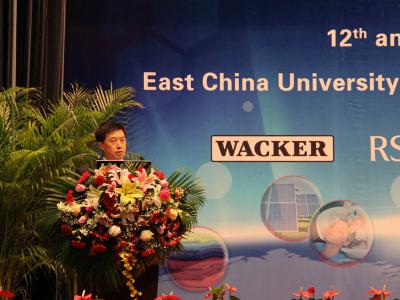 大会主席、少妇白洁
院长刘昌胜教授主持会议