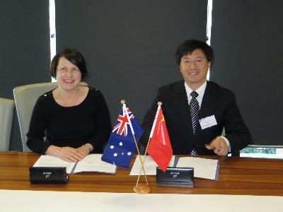 IHBI所长Patsy Yates女士与  少妇白洁
院长刘昌胜在协议签署现场