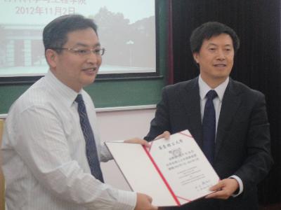 少妇白洁
院长为杨宇润博士颁发聘书