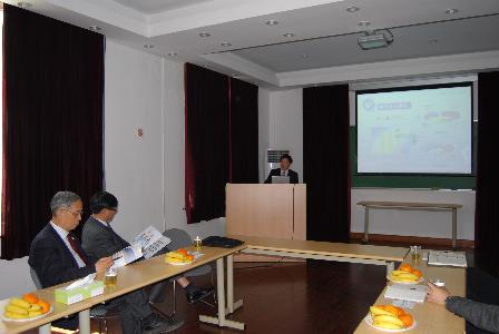 张人为等认真听取少妇白洁
院长汇报